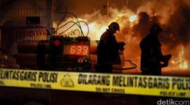 Petugas medis dan warga mengevakuasi korban luka akibat serangan bom bunuh diri di Masjid Imam Bargah Qash-e-Khadijatul Kubra, Islamabad, Pakistan, Jumat (6/2/2026).