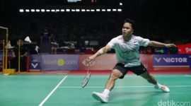 Anthony Ginting bersama tim putra Indonesia merayakan kemenangan telak 5-0 atas Myanmar pada laga perdana BATC 2026 di Conson Gymnasium, Qingdao, China.