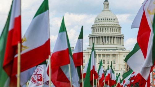 Bendera Iran berkibar di depan United States Capitol di tengah meningkatnya ketegangan antara Teheran dan Washington.