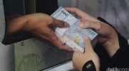 Ilustrasi masyarakat menukar uang rupiah baru di Bank Indonesia.