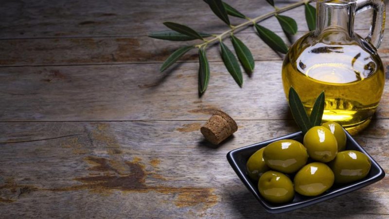 Zaitun dan tin mengandung nutrisi yang membantu menjaga kadar kolesterol dan kesehatan jantung.