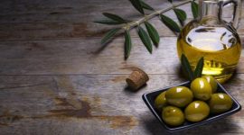 Zaitun dan tin mengandung nutrisi yang membantu menjaga kadar kolesterol dan kesehatan jantung.