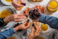 Sajian sahur bergizi seimbang membantu menjaga stamina dan konsentrasi selama berpuasa Ramadhan.