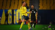 Cristiano Ronaldo mengenakan jersey Al Nassr saat sesi foto resmi klub.