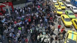 Mahasiswa menggelar aksi protes anti-pemerintah di Universitas Teknologi Sharif, Teheran, sambil membawa bendera nasional Iran.