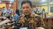 Direktur Utama BPJS Kesehatan Ali Ghufron Mukti sedang memberikan keterangan pers terkait Peserta PBI