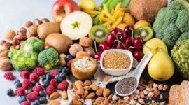 Berbagai sumber makanan tinggi serat yang mendukung kesehatan pencernaan dan jantung.