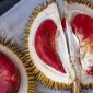 Durian Merah Banyuwangi memiliki daging buah merah alami dan aroma khas dari lereng Gunung Ijen.