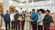 Wali Kota Alfin menutup MTQ Desa Talang Lindung dan menyerahkan hadiah umrah kepada pemenang di Masjid Baitul Makmur.