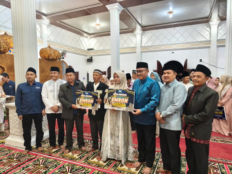 Keterangan Foto: Wali Kota Alfin tutup MTQ Talang Lindung dan serahkan hadiah umrah.