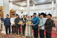 Keterangan Foto: Wali Kota Alfin tutup MTQ Talang Lindung dan serahkan hadiah umrah.