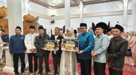 Keterangan Foto: Wali Kota Alfin tutup MTQ Talang Lindung dan serahkan hadiah umrah.