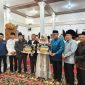 Keterangan Foto: Wali Kota Alfin tutup MTQ Talang Lindung dan serahkan hadiah umrah.