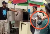 Foto: Emak-emak di Makassar diamankan warga usai mencuri lalu membakar toko emas. (dok. Istimewa).