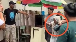 Foto: Emak-emak di Makassar diamankan warga usai mencuri lalu membakar toko emas. (dok. Istimewa).