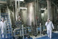 Sejumlah pekerja beraktivitas di fasilitas pengayaan uranium Iran di tengah sorotan internasional terkait program nuklir Teheran.