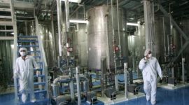 Sejumlah pekerja beraktivitas di fasilitas pengayaan uranium Iran di tengah sorotan internasional terkait program nuklir Teheran.