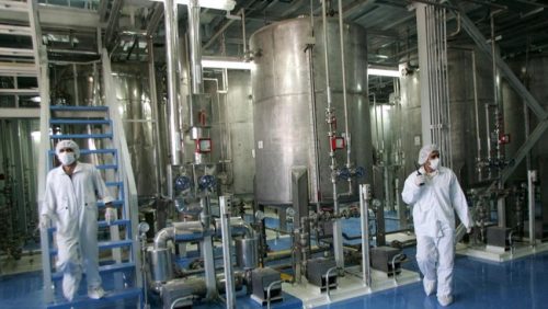 Sejumlah pekerja beraktivitas di fasilitas pengayaan uranium Iran di tengah sorotan internasional terkait program nuklir Teheran.