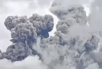 Erupsi Gunung Marapi, hujan abu terlihat.