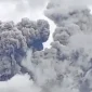 Erupsi Gunung Marapi, hujan abu terlihat.