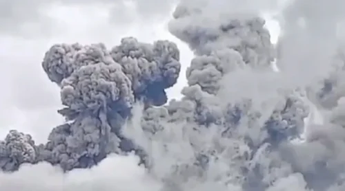Erupsi Gunung Marapi, hujan abu terlihat.