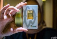 Harga emas produksi PT Aneka Tambang Tbk (Antam) naik Rp 68.000 dan kini mencapai Rp 3.012.000 per gram.