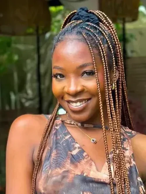 Ifunanya Nwangene, penyanyi asal Nigeria dan jebolan The Voice Nigeria, meninggal dunia setelah digigit ular saat tidur di rumahnya di Abuja.