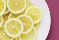 Irisan lemon segar kaya vitamin C yang membantu mengendalikan kadar asam urat.