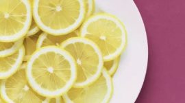 Irisan lemon segar kaya vitamin C yang membantu mengendalikan kadar asam urat.