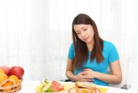 Pola makan seimbang saat berbuka membantu mencegah asam lambung selama puasa