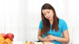 Pola makan seimbang saat berbuka membantu mencegah asam lambung selama puasa