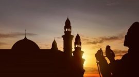 Ilustrasi seorang muslim memanjatkan doa taubat kepada Allah SWT dengan hati yang tulus dan penuh harap.