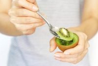 Buah kiwi mengandung melatonin alami yang dapat meningkatkan kualitas tidur jika dikonsumsi sebelum tidur.