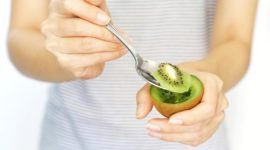 Buah kiwi mengandung melatonin alami yang dapat meningkatkan kualitas tidur jika dikonsumsi sebelum tidur.