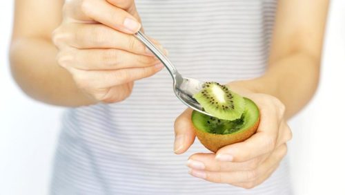 Buah kiwi mengandung melatonin alami yang dapat meningkatkan kualitas tidur jika dikonsumsi sebelum tidur.