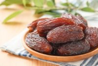 Kurma kering yang siap dikonsumsi sebagai makanan berbuka puasa.