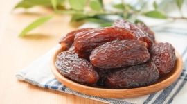 Kurma kering yang siap dikonsumsi sebagai makanan berbuka puasa.