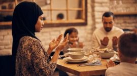 Ilustrasi umat Islam melafalkan niat puasa Ramadhan sebelum waktu fajar tiba.