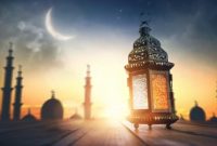 Ilustrasi suasana menyambut Ramadan dengan siluet masjid dan hilal di langit senja.