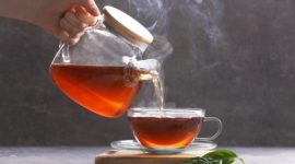 Berbagai minuman herbal seperti kunyit, jahe, teh hijau, dan teh tulsi bisa membantu membersihkan ginjal secara alami