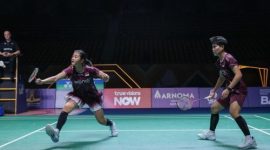 Ganda putri Indonesia, Amallia Cahaya Pratiwi/Siti Fadia Silva Ramadhanti, berpose dengan trofi juara Thailand Masters 2026 di Nimibutr Stadium, Bangkok.