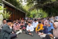 Warga gelar tahlilan di depan rumah Jokowi.( foto ist)