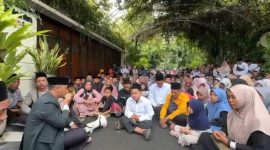 Warga gelar tahlilan di depan rumah Jokowi.( foto ist)