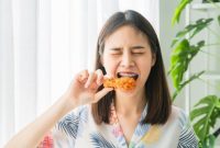 Kebiasaan makan berlebihan dan konsumsi makanan manis saat berbuka dapat memicu kenaikan berat badan selama puasa.