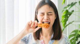 Kebiasaan makan berlebihan dan konsumsi makanan manis saat berbuka dapat memicu kenaikan berat badan selama puasa.