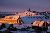 Pemandangan wilayah Greenland yang didominasi lapisan es dan pegunungan, dengan kawasan permukiman di pesisir ibu kota Nuuk.