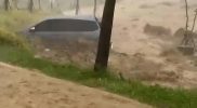 Mobil terseret arus banjir di Desa Cijayanti, Bogor