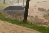 Arus banjir yang deras menyeret sebuah mobil di Desa Cijayanti, Kabupaten Bogor, setelah hujan berintensitas tinggi mengguyur wilayah tersebut.
