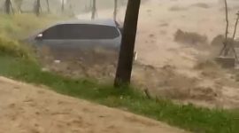 Arus banjir yang deras menyeret sebuah mobil di Desa Cijayanti, Kabupaten Bogor, setelah hujan berintensitas tinggi mengguyur wilayah tersebut.