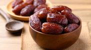 Kurma dalam mangkuk kayu sebagai hidangan buka puasa